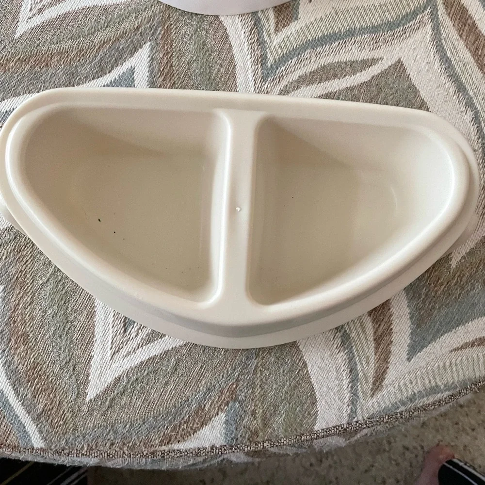 Dual Compartment Cream Pet Feeder